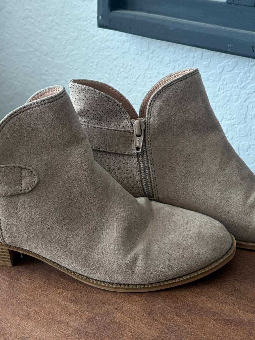 Justice Girls Size 7 Taupe Faux Suede Ankle Booties Side Zip Buckle Boots.  (CT)